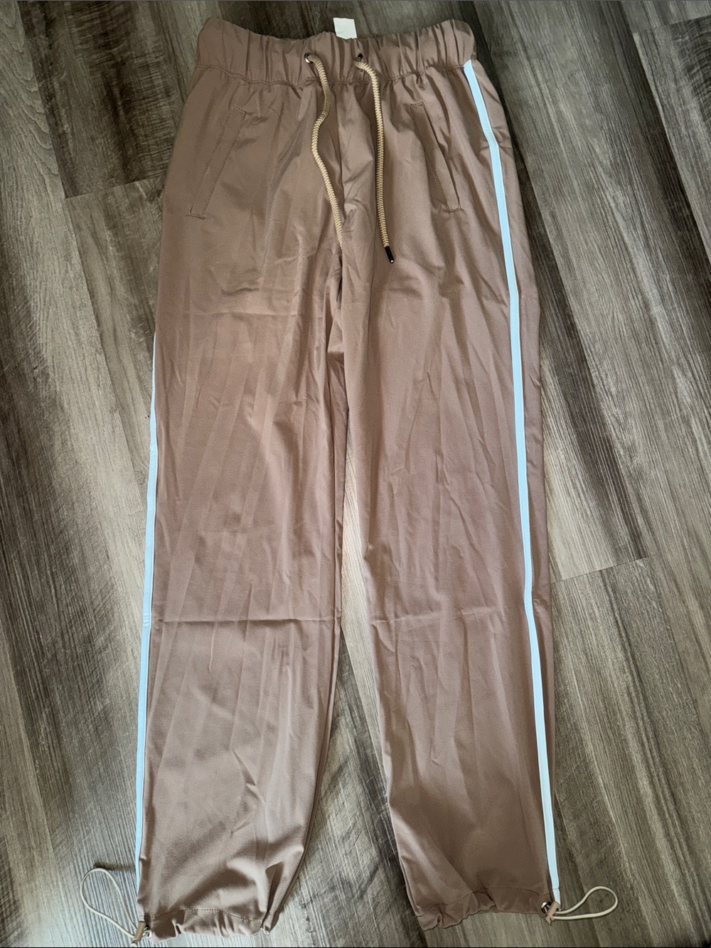 925 fit Hot Line $169 medium Oatmeal tan Jogger pants light blue stripe athletic
